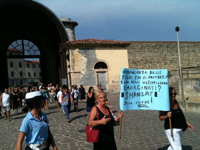 Corteo da Shangai al Vescovado: “Le suorine non si toccano” 