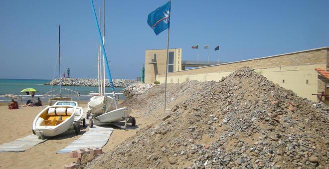 San Vincenzo, Circolo nautico assediato dai detriti 