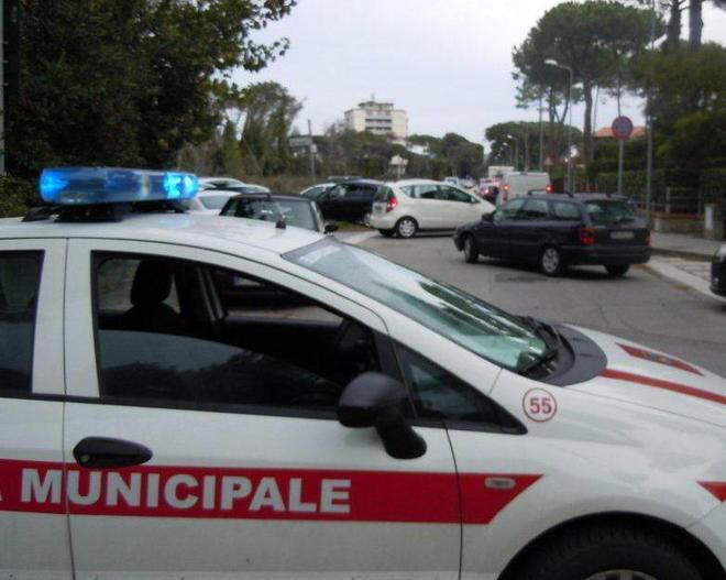 Auto pirata travolge due turisti sul viale delle Cascine 