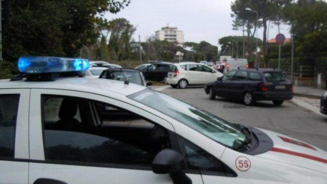 Auto pirata travolge due turisti sul viale delle Cascine
