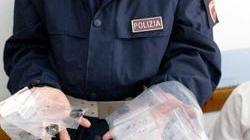 A 18 anni spaccia hashish Il padre lo aiuta: «Scappa»
