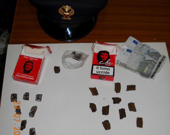 Denunciato spacciatore 17enne: vendeva hashish ai coetanei della movida 