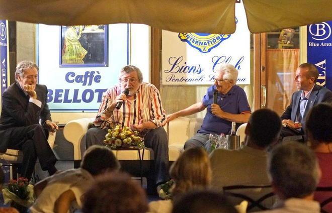In più di mille per applaudire Guccini 