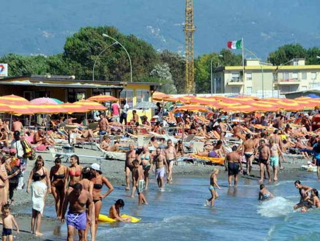 Due ore di ombrelloni chiusi contro l’asta dei bagni