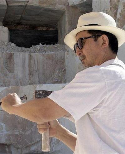 Lo scultore Sotoo ha scelto il marmo per il suo Gaudì