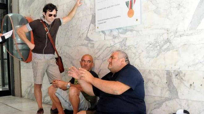 Senza casa e lavoro in due si accampano sotto Palazzo civico