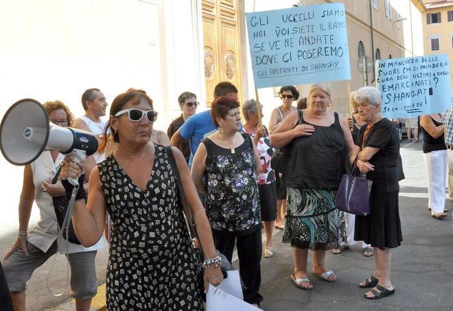 La rossa Shangai in corteo per le suorine 
