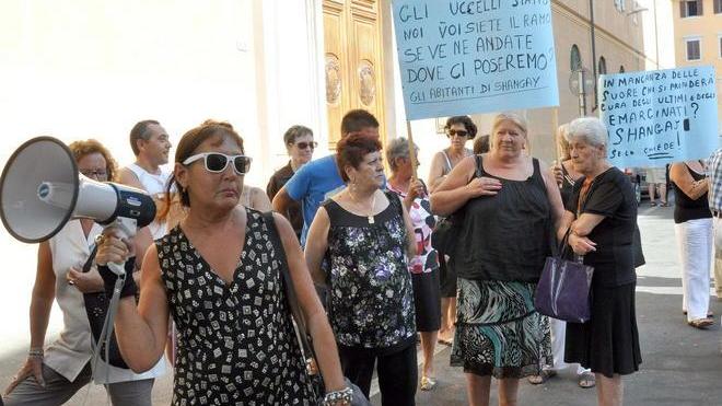 La rossa Shangai in corteo per le suorine