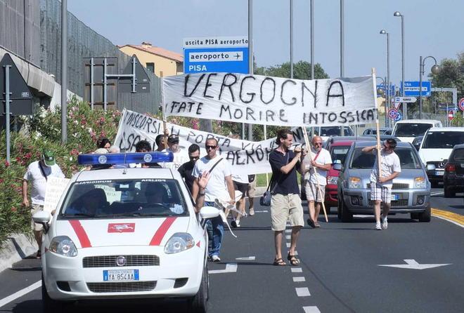 «Ora vogliamo i fatti», via Cariola dice basta: il corteo della rabbia 