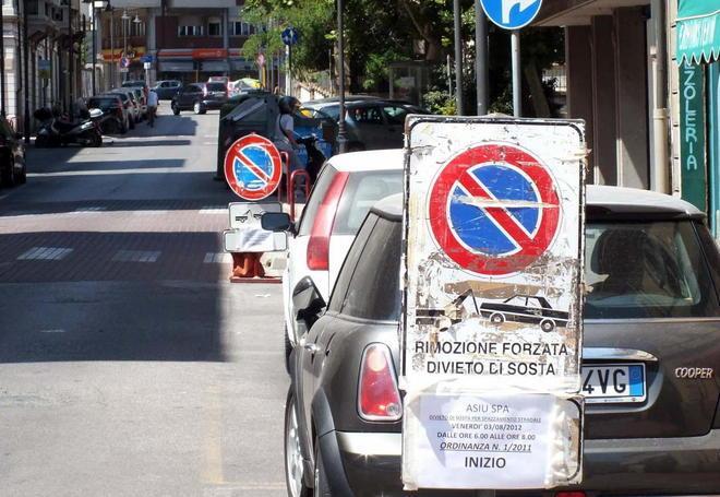 Via al lavaggio delle strade, auto a rischio rimozione 