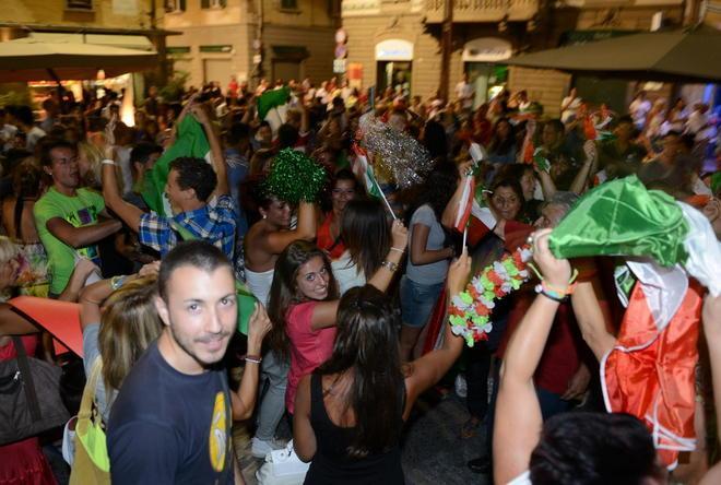 Il Piazzone animato dal flash mob dei “Fratelli d’Italia” 