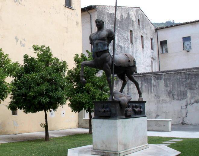 La donazione Mitoraj nel mirino della destra 