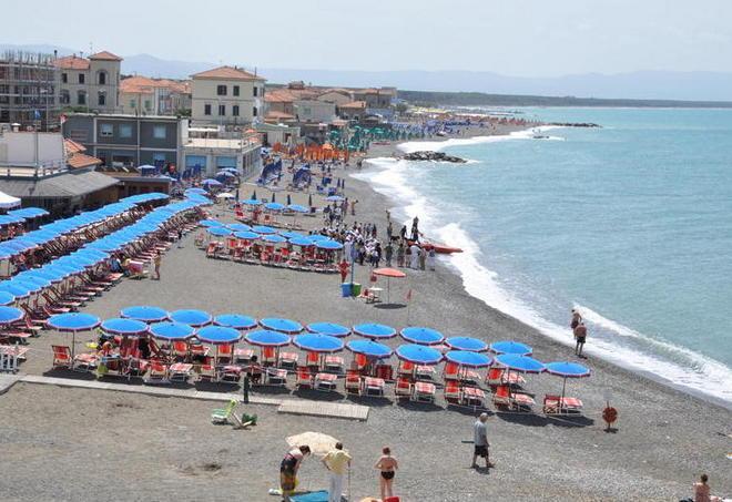 Bagni chiusi e bandiera a mezz’asta 