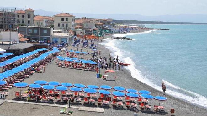 Bagni chiusi e bandiera a mezz’asta