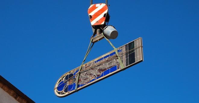 Alpinisti si arrampicano per installare nuove vetrate