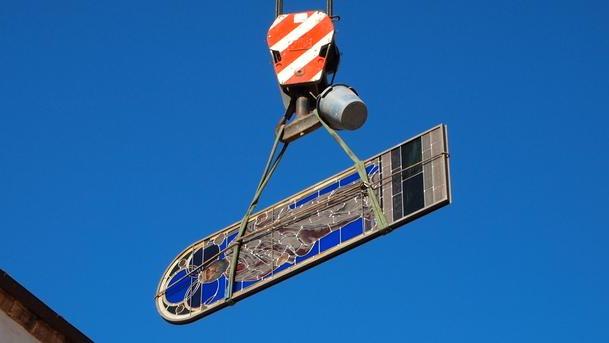 Alpinisti si arrampicano per installare nuove vetrate