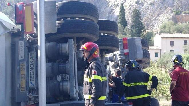 Si rovescia al Foro camion carico di ghiaia