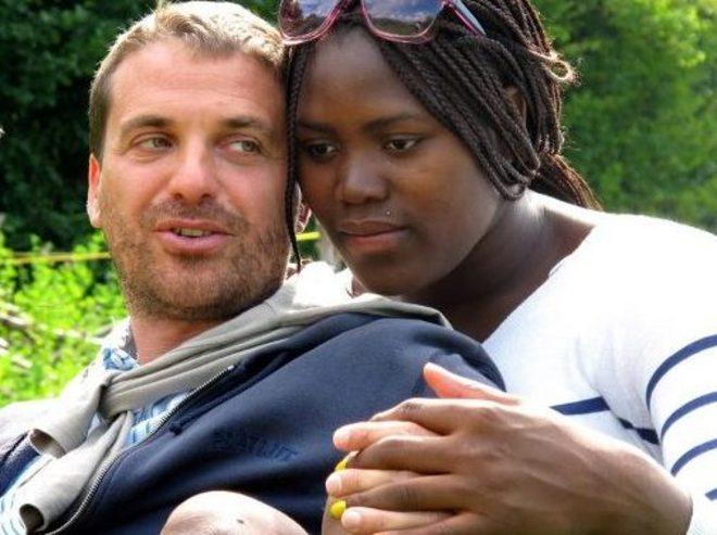 E l’attore va a canestro con la pivot francese 
