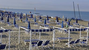 Aste, ombrelloni chiusi: a Viareggio adesione totale