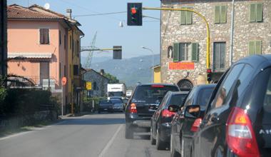 Auto contro un muro, muore un ragazzo in via Pesciatina 
