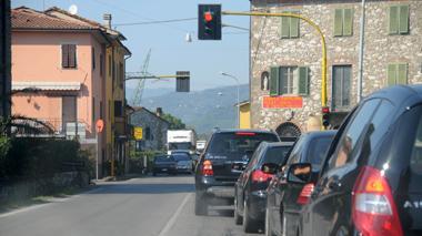 Auto contro un muro, muore un ragazzo in via Pesciatina