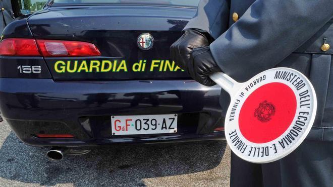 Una tonnellata di eternit abbandonata, sequestrata discarica abusiva 