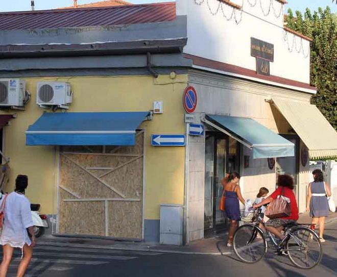 Auto impazzita distrugge enoteca 