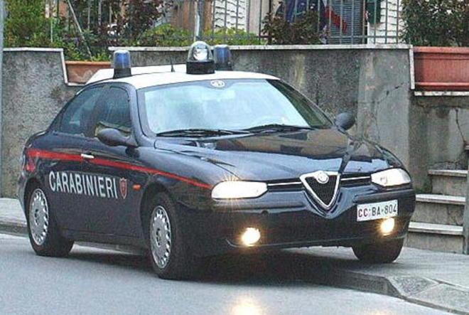 Precipita mentre pulisce i vetri e muore