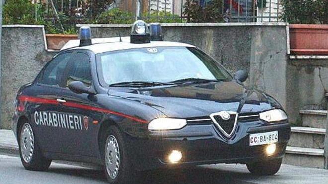 Precipita mentre pulisce i vetri e muore