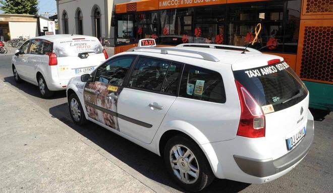 Pochi taxi, i turisti restano a piedi 