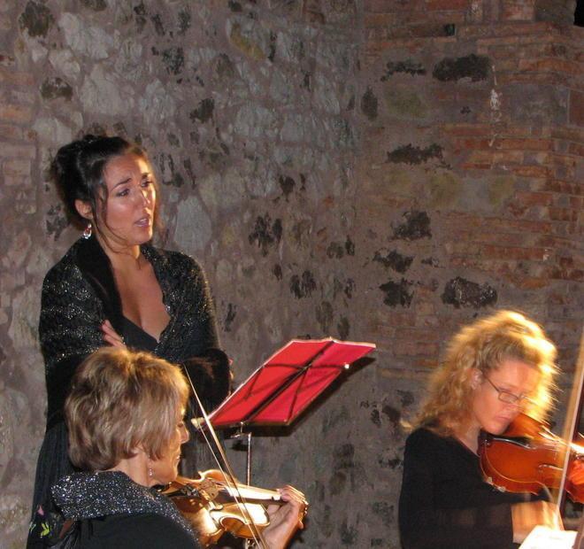 Con il concerto lirico di Mattioli si inaugura la piazza a La Sassa