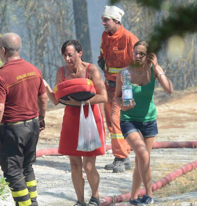 Terrore per il rogo scatta l’evacuazione per due abitazioni 