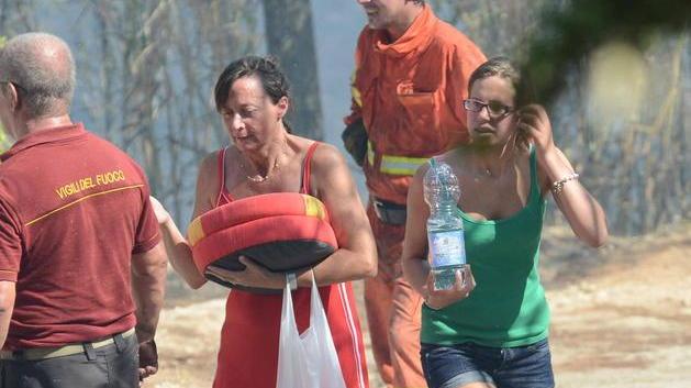 Terrore per il rogo scatta l’evacuazione per due abitazioni