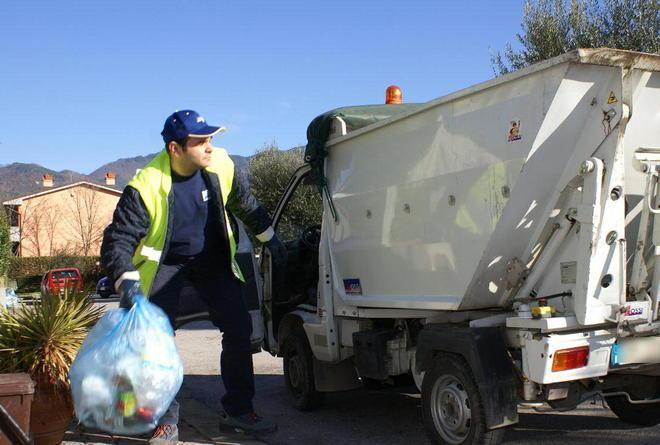 Rifiuti, raccolta porta a porta agosto per entrare a regime