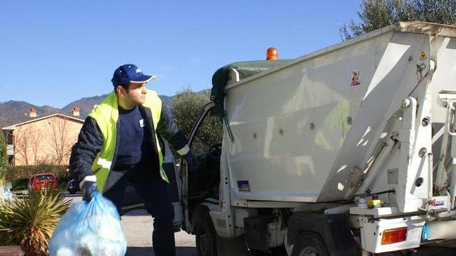 Rifiuti, raccolta porta a porta agosto per entrare a regime