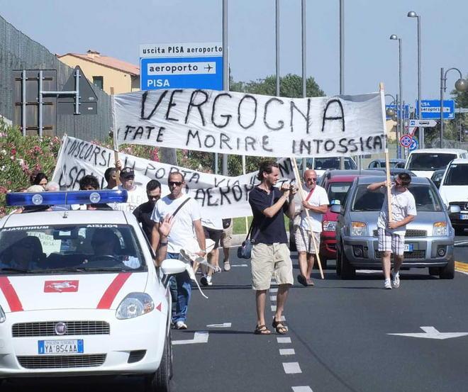«Ora vogliamo i fatti» via Cariola dice basta Il corteo della rabbia 