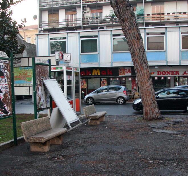 Piazza Dante sempre più al buio 