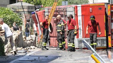 Camion dei vigili sbanda e si ribalta alla nuova rotonda di Santa Lucia