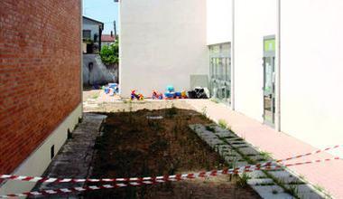 Le mamme trovano l’amianto pulendo il giardino dell’asilo 