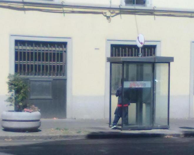 Atti osceni dentro una cabina telefonica Ripreso dalle telecamere di una banca 