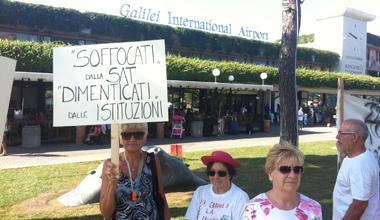 Sit-in davanti all’aeroporto, abitanti di via Cariola esasperati 