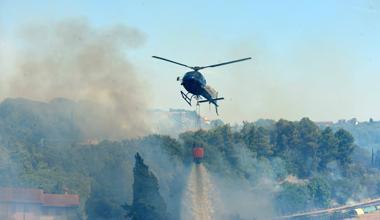 Riprese le fiamme a Terricciola, in azione l’elicottero 