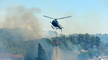 Riprese le fiamme a Terricciola, in azione l’elicottero
