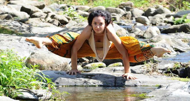 Trova lavoro con lo yoga, ma in India 