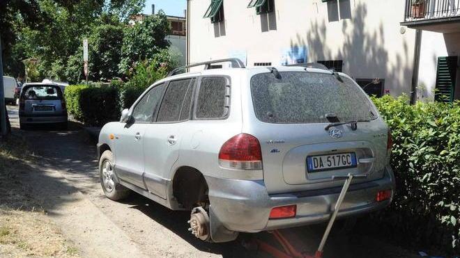 Vandali scatenati contro le auto in sosta