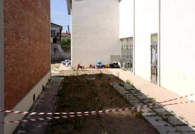 Eternit sepolto nel giardino dell’asilo 