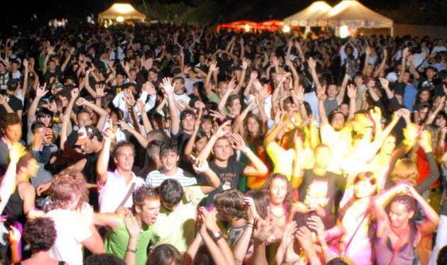 Alba col Beach party per migliaia 