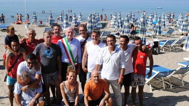Ombrelloni chiusi, la rabbia dei balneari