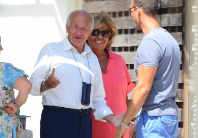 Fausto Bertinotti e famiglia fanno tappa al Beach club