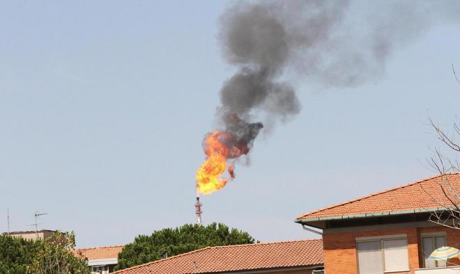 Allarme per la nube dalla torre dell’Eni 